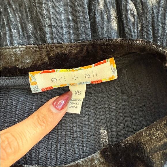 ANTHROPOLOGIE ERI + ALI BLACK FLOWY TOP VELVET TRIM BELL SLEEVES XS - Picture 8 of 9